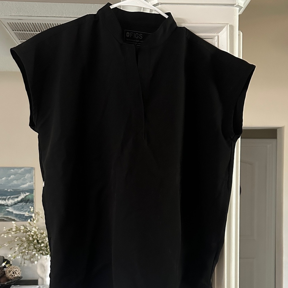 Figs Black Cap-Sleeve Split-Neck Tunic Top/jogger pant set. Top S/bottom M